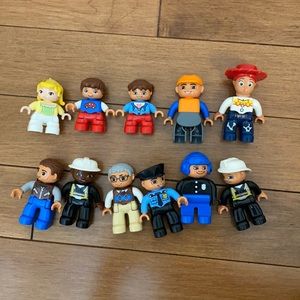 11 lego people